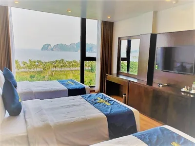 Deluxe Triple Room with Sea View — Golden Palm HaLong Hotel